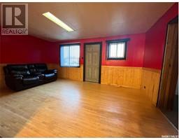 Enclosed porch - 118 5th Avenue Se, Swift Current, SK S9H3M7 Photo 2