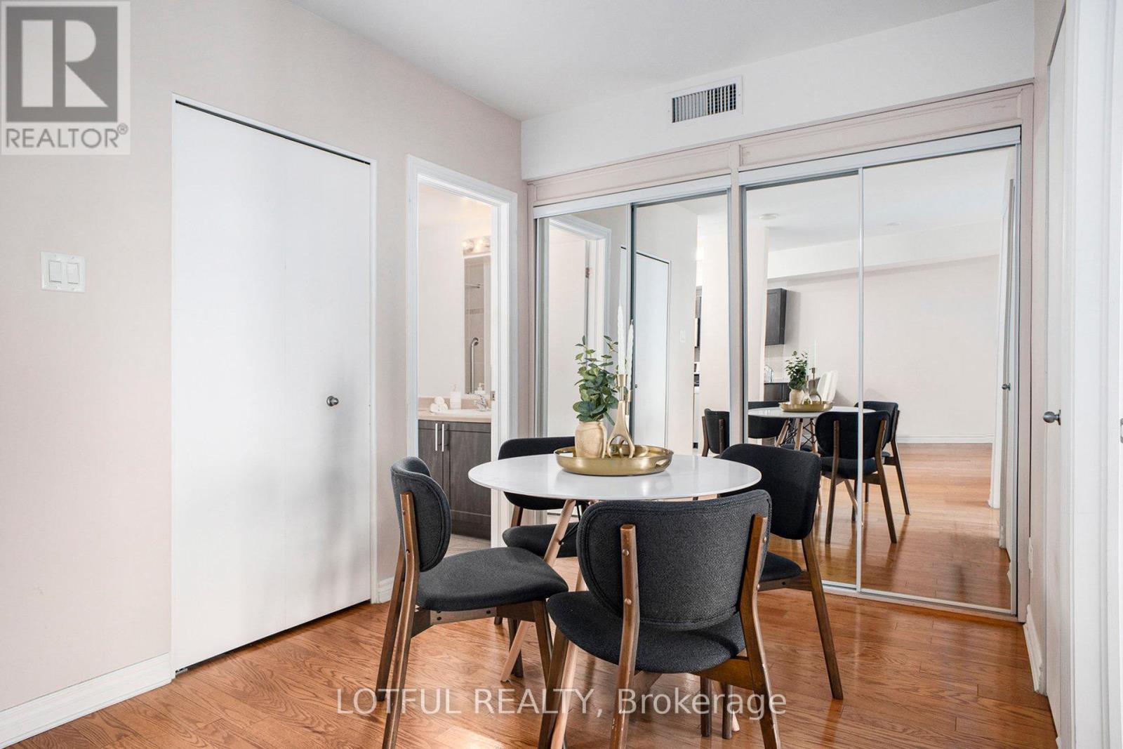 1703 234 Rideau Street
