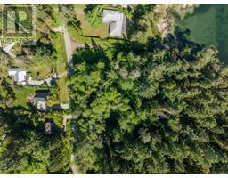 Kitchen - 146 Menhinick Dr, Salt Spring, BC V8K1W7 Photo 4