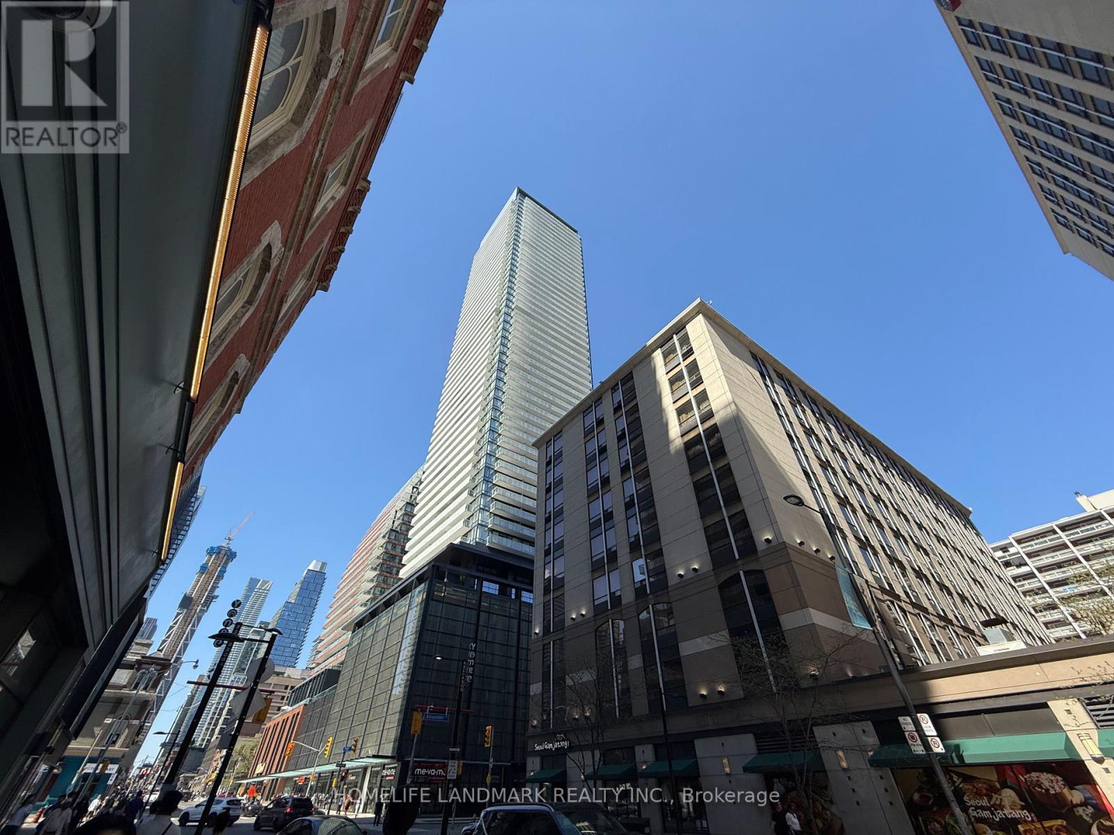 2208 501 Yonge Street