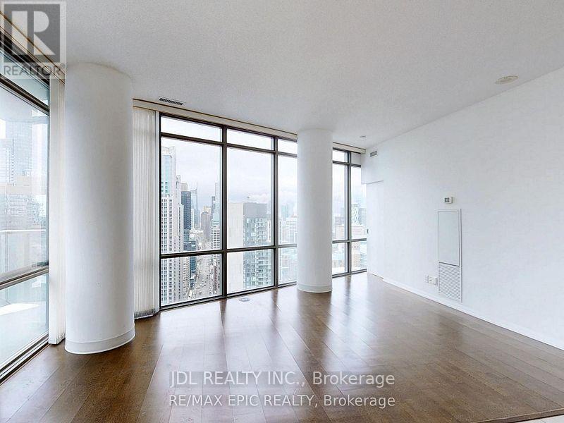 2208 832 Bay Street