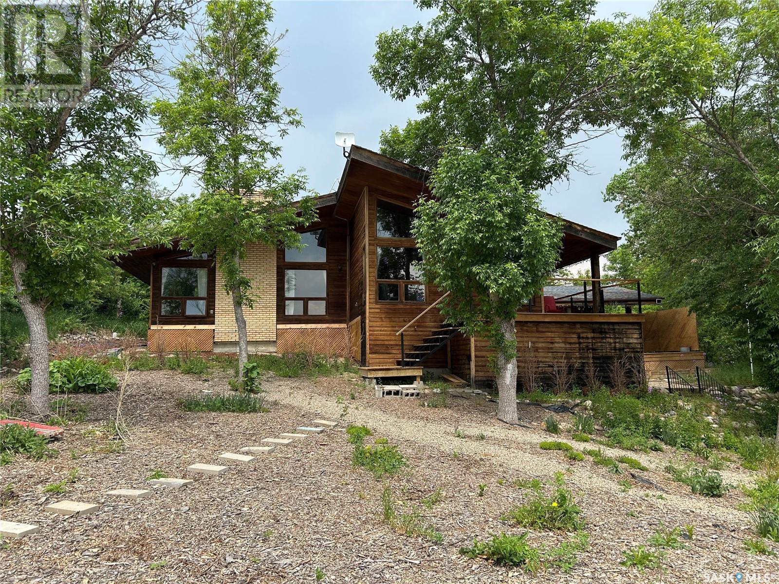 718 Lakeview Crescent