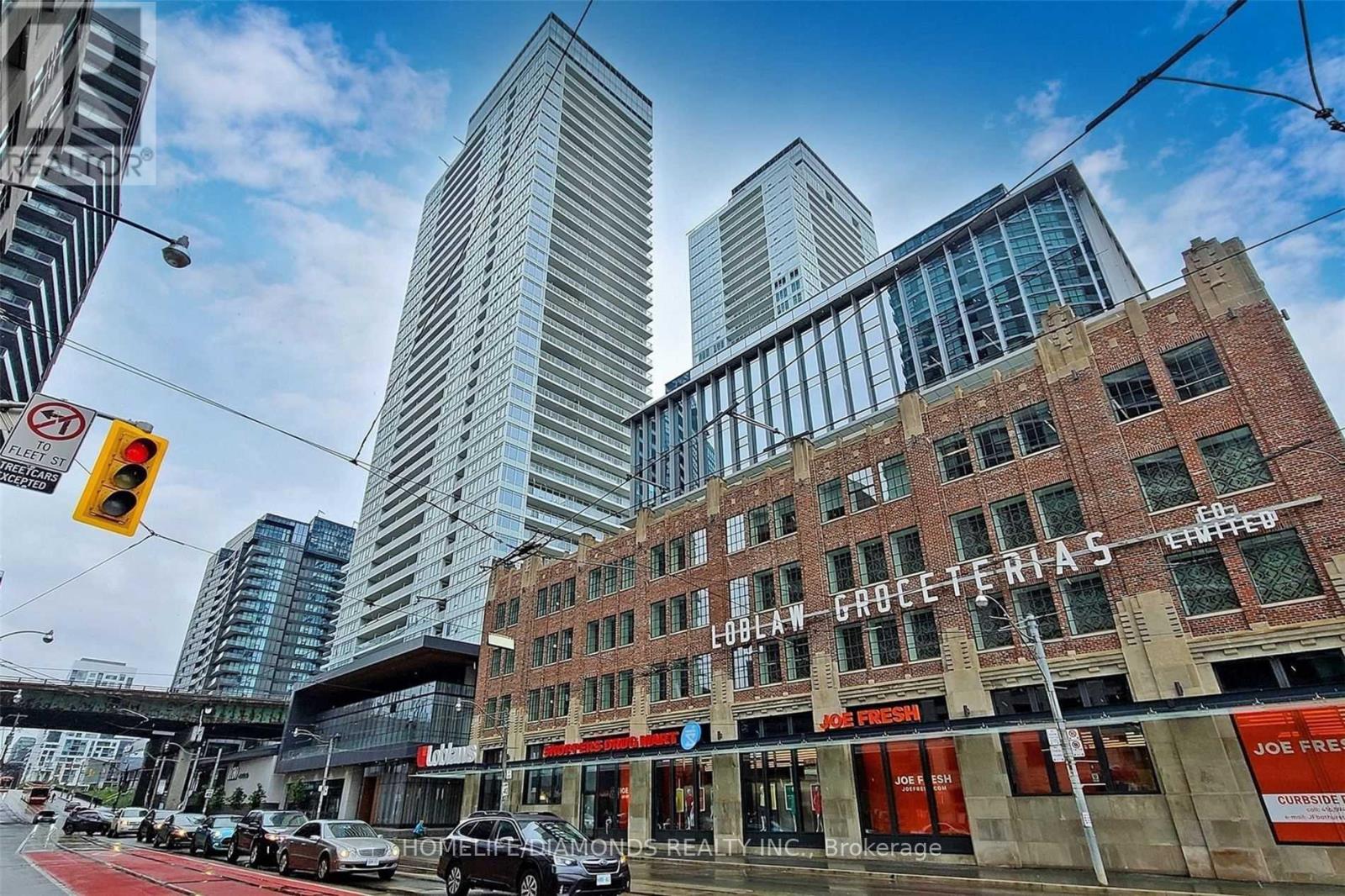 816 19 Bathurst Street