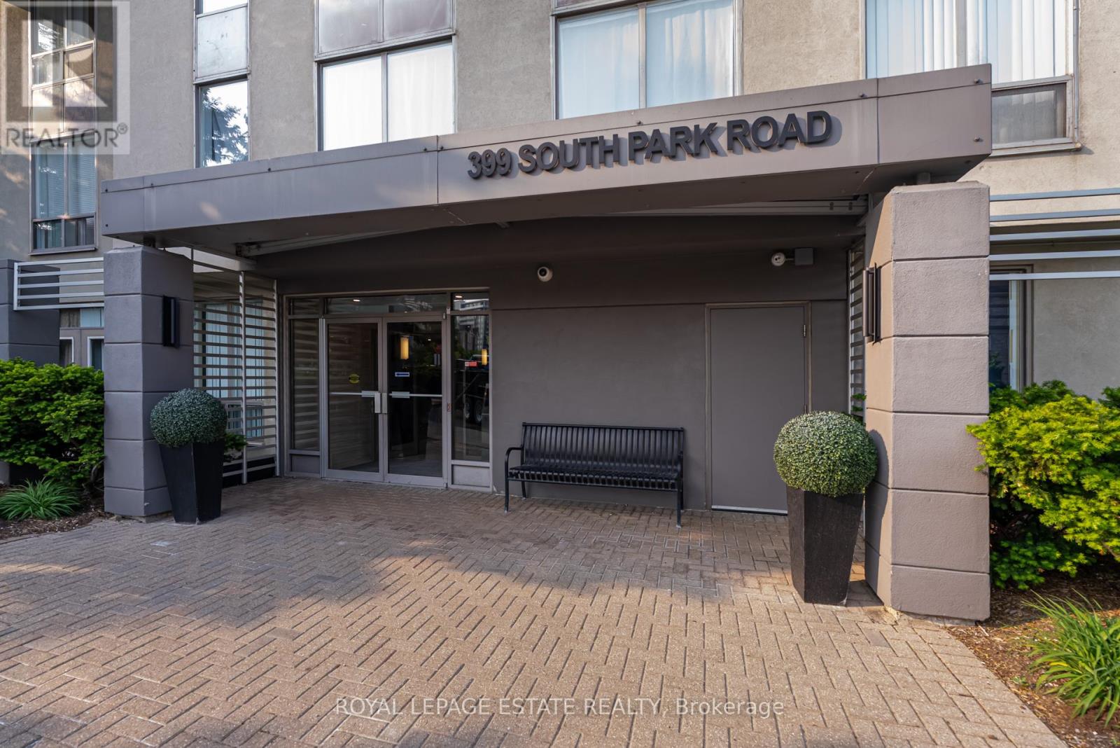 806 399 South Park Road