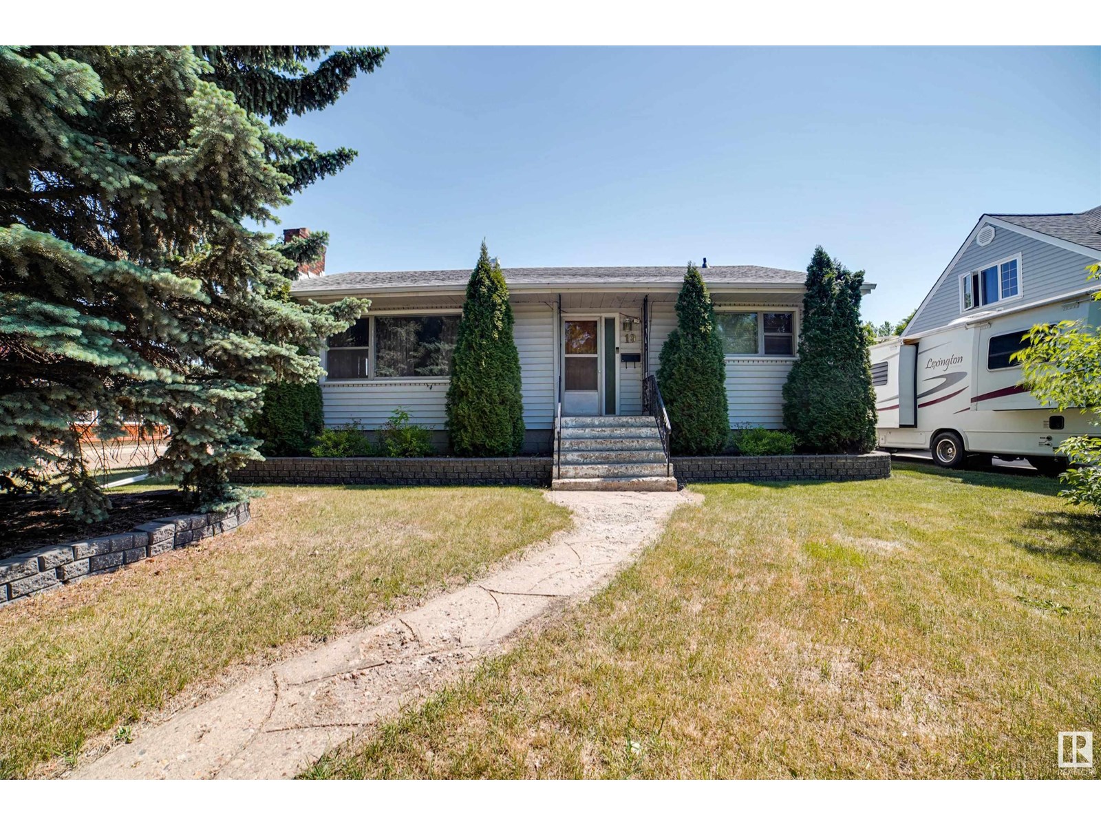 19 Lowe Av
