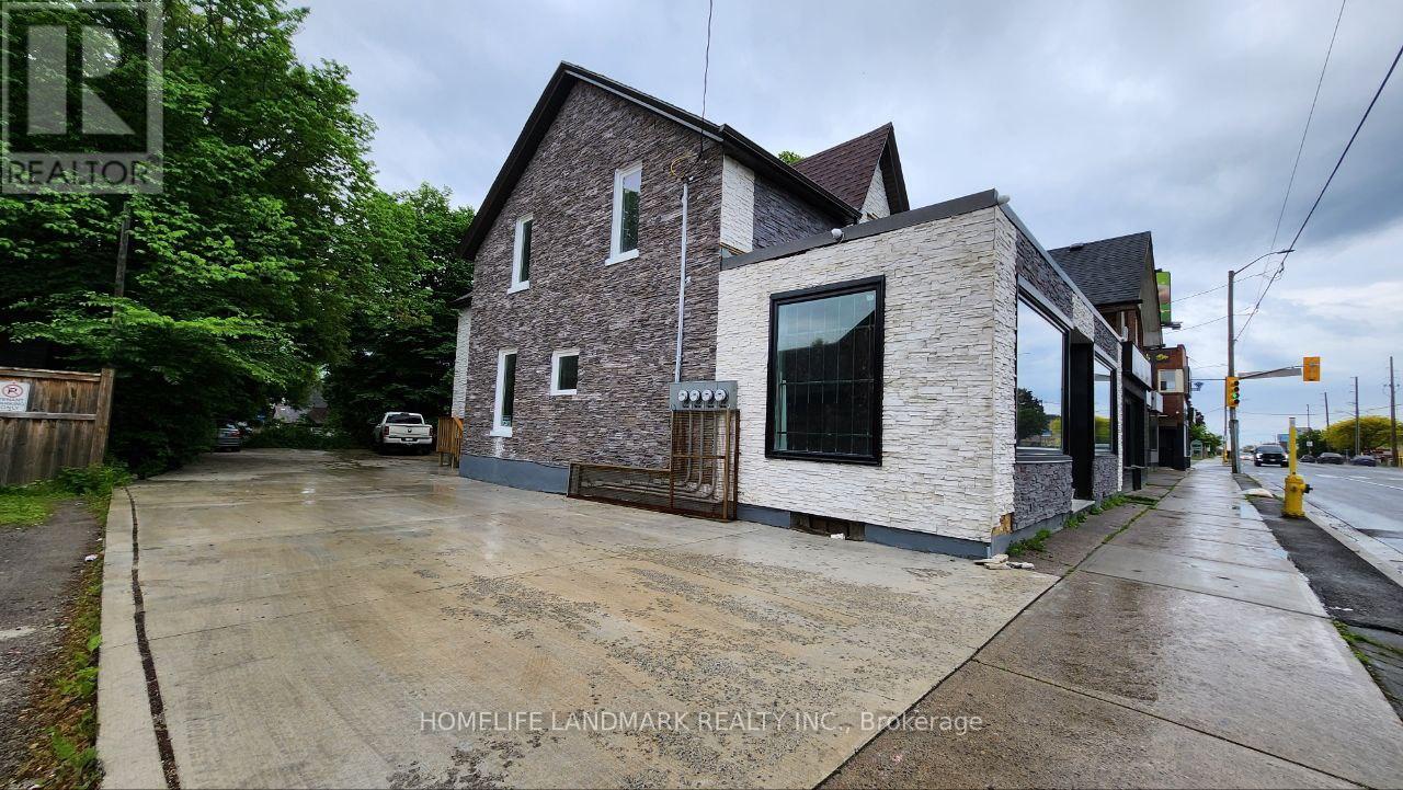 3 325 Simcoe Street S