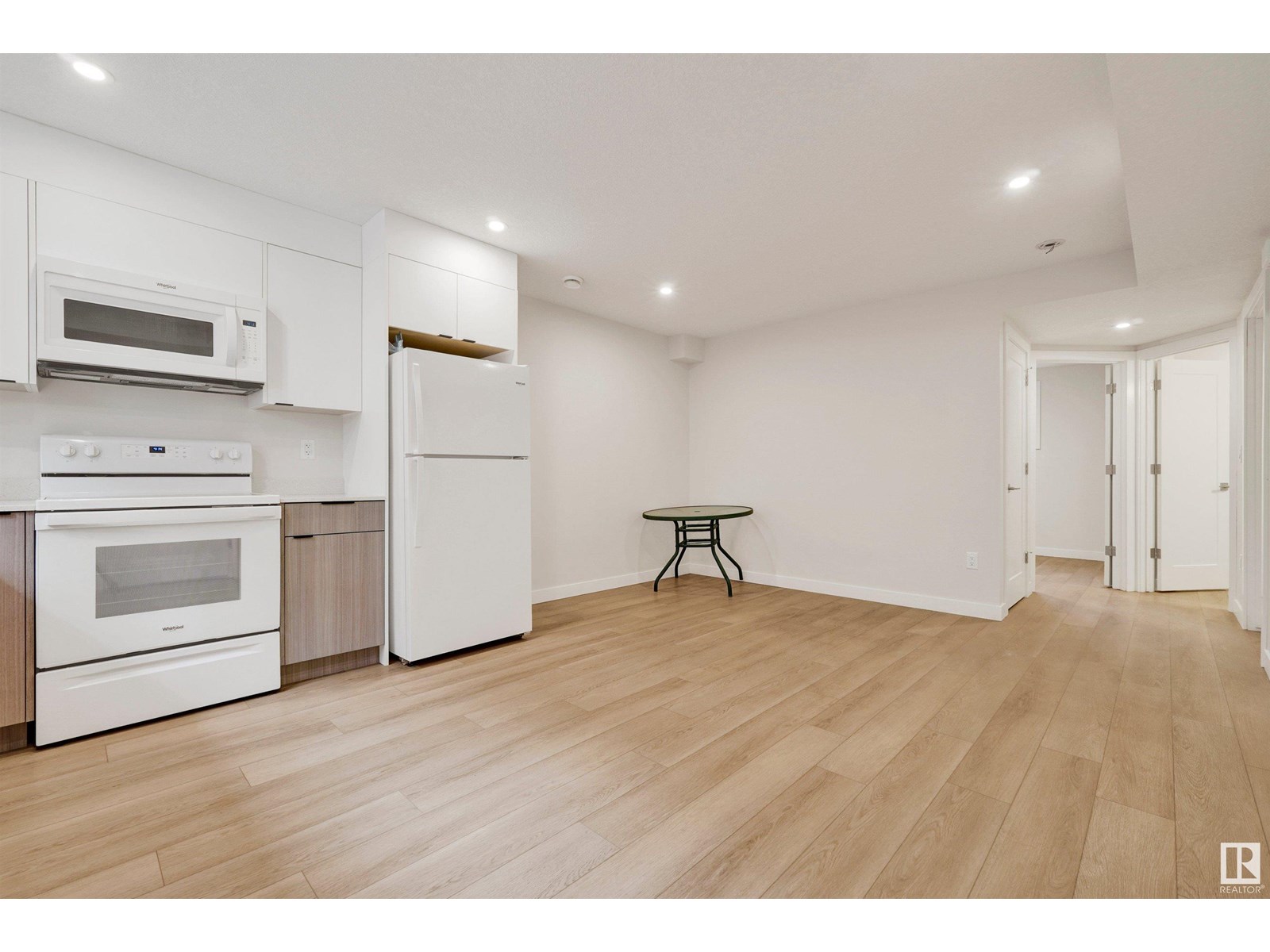 15822 100 A Av Nw