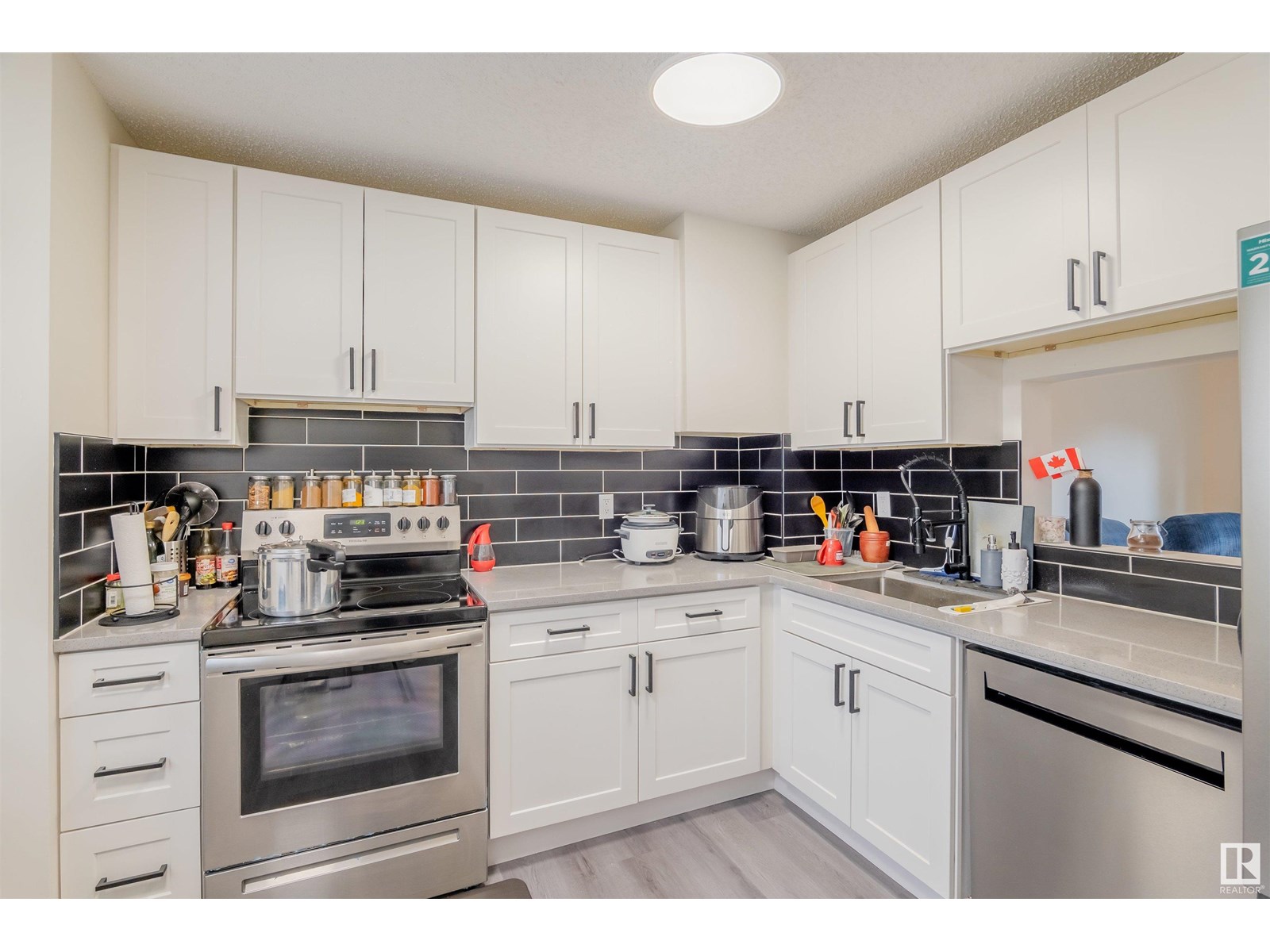 1710 37 St Nw