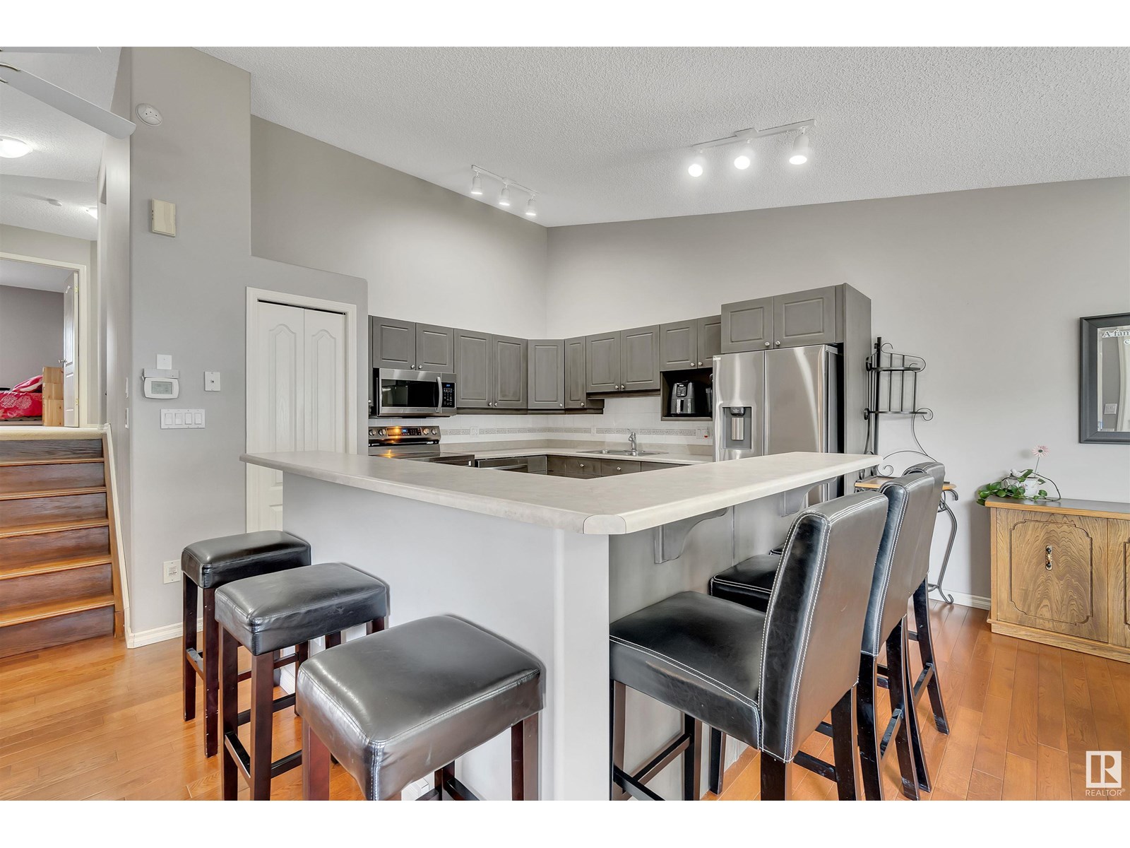 123 215 Blackburn E Sw