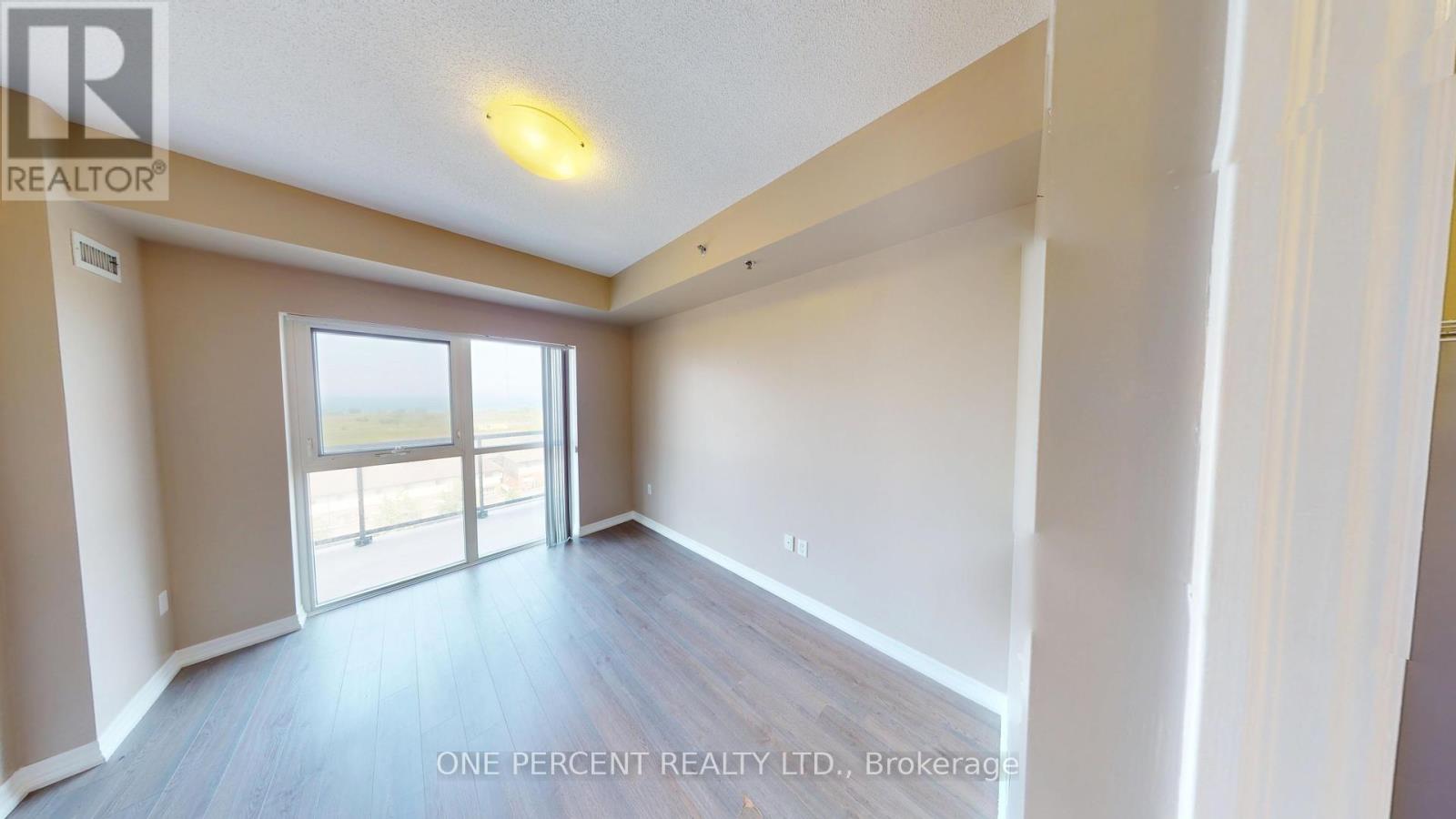 605 560 North Service Road
