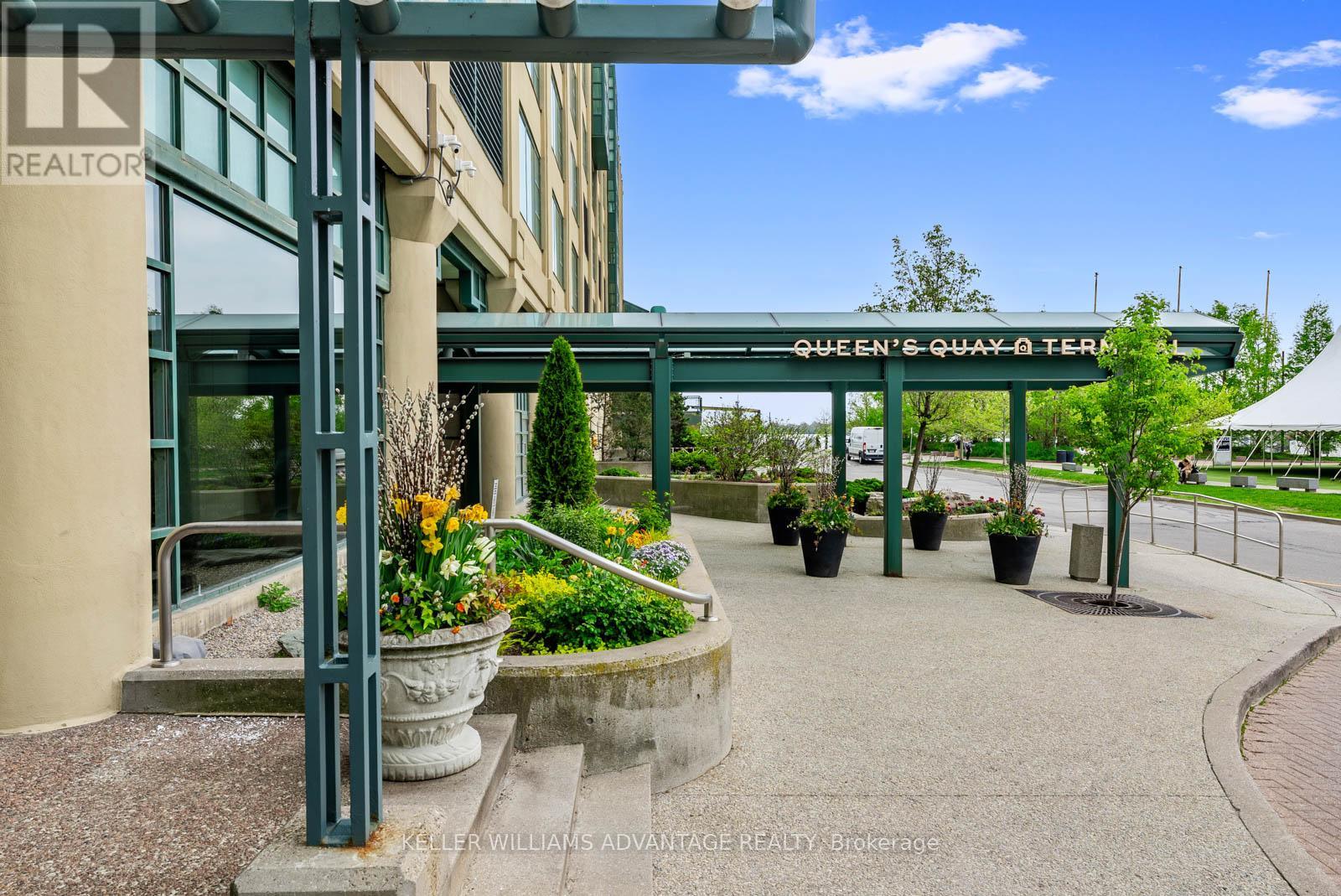905 906 211 Queens Quay W