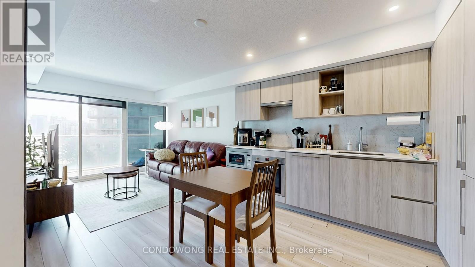 911 17 Bathurst Street
