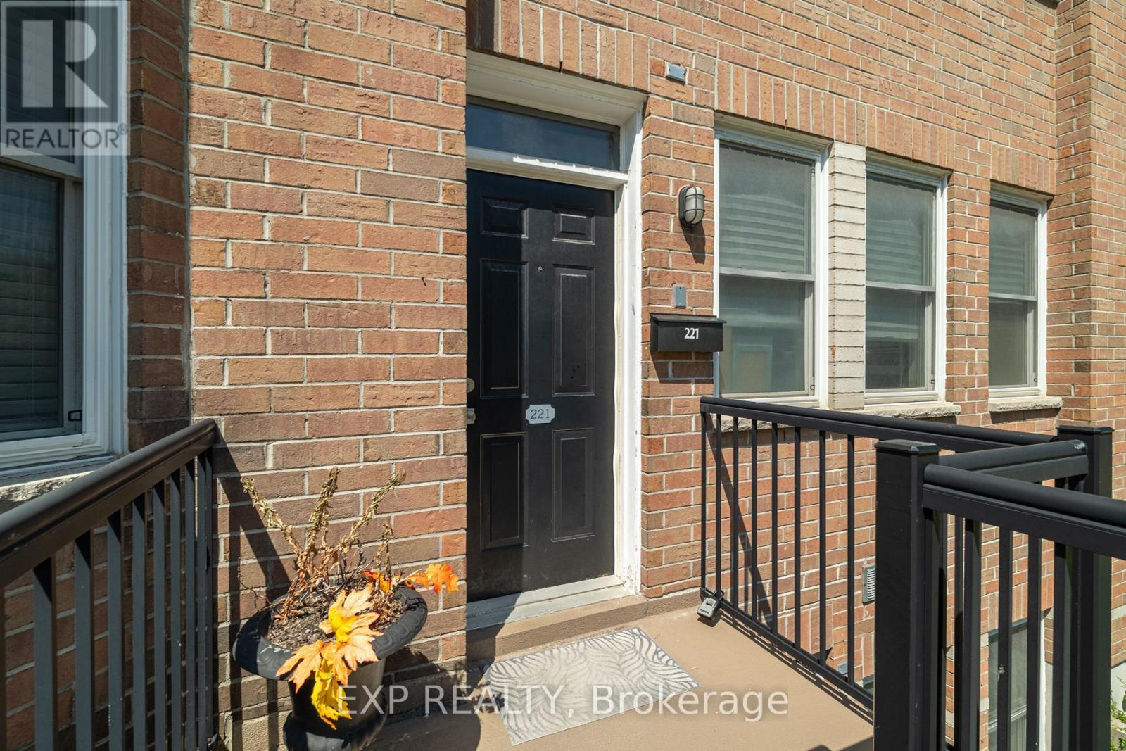 Th 221 760 Lawrence Avenue W