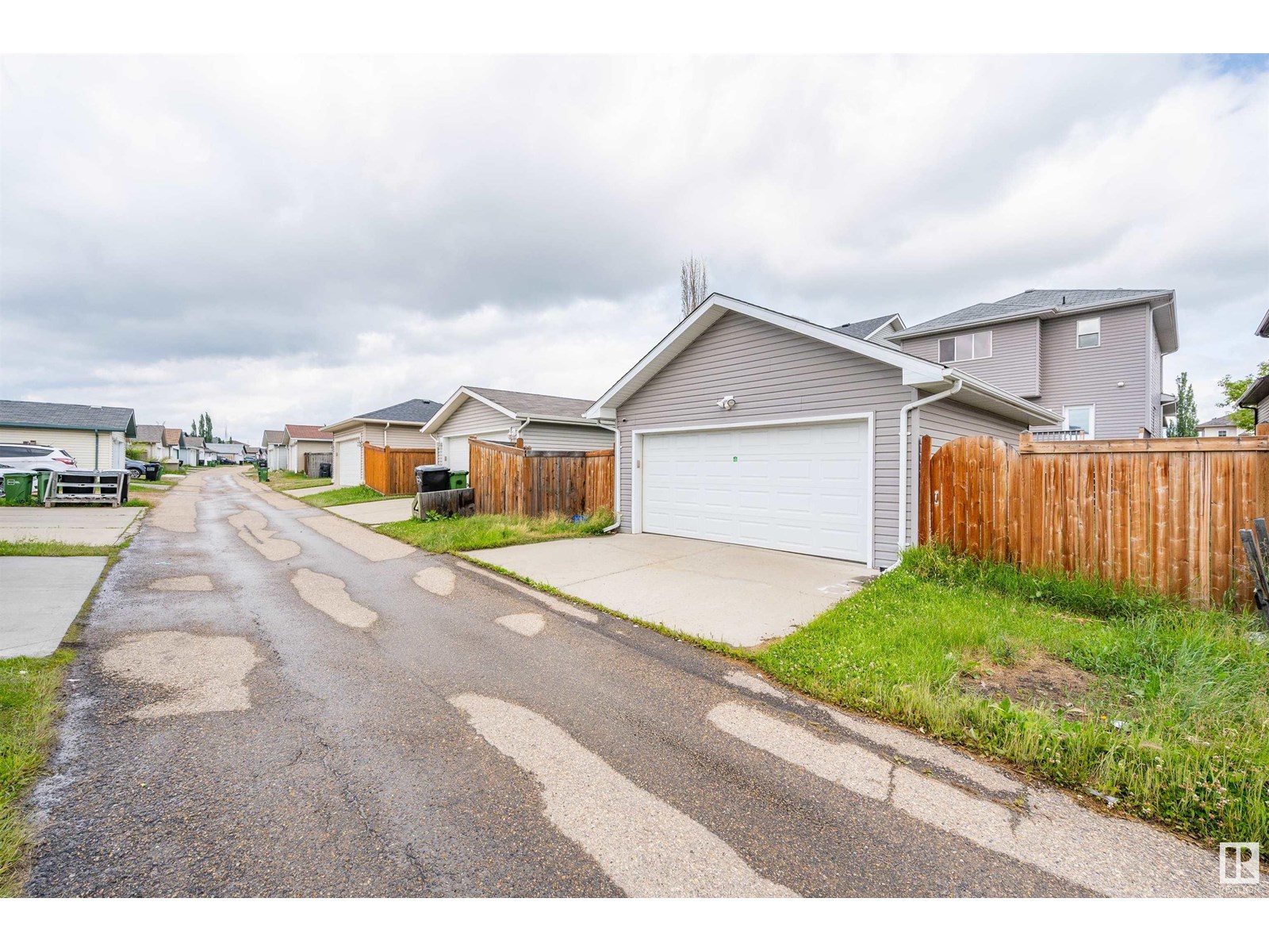 4611 160 Av Nw