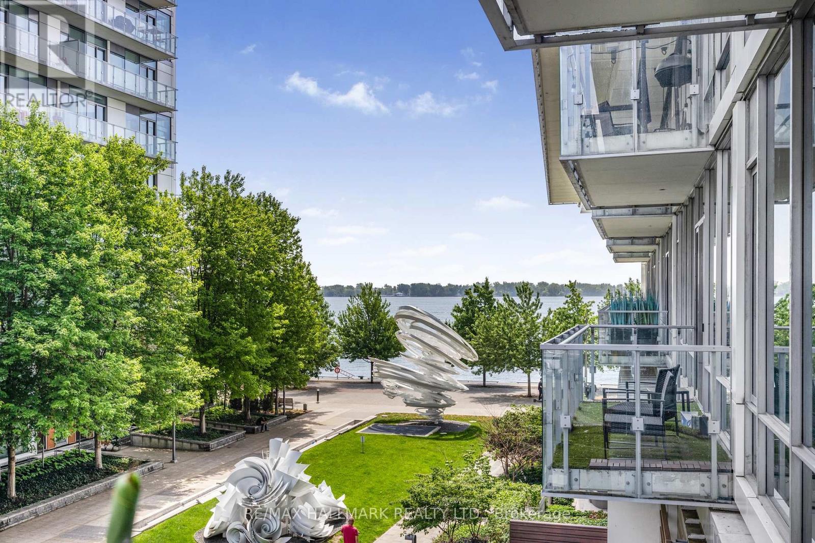 318 29 Queens Quay E