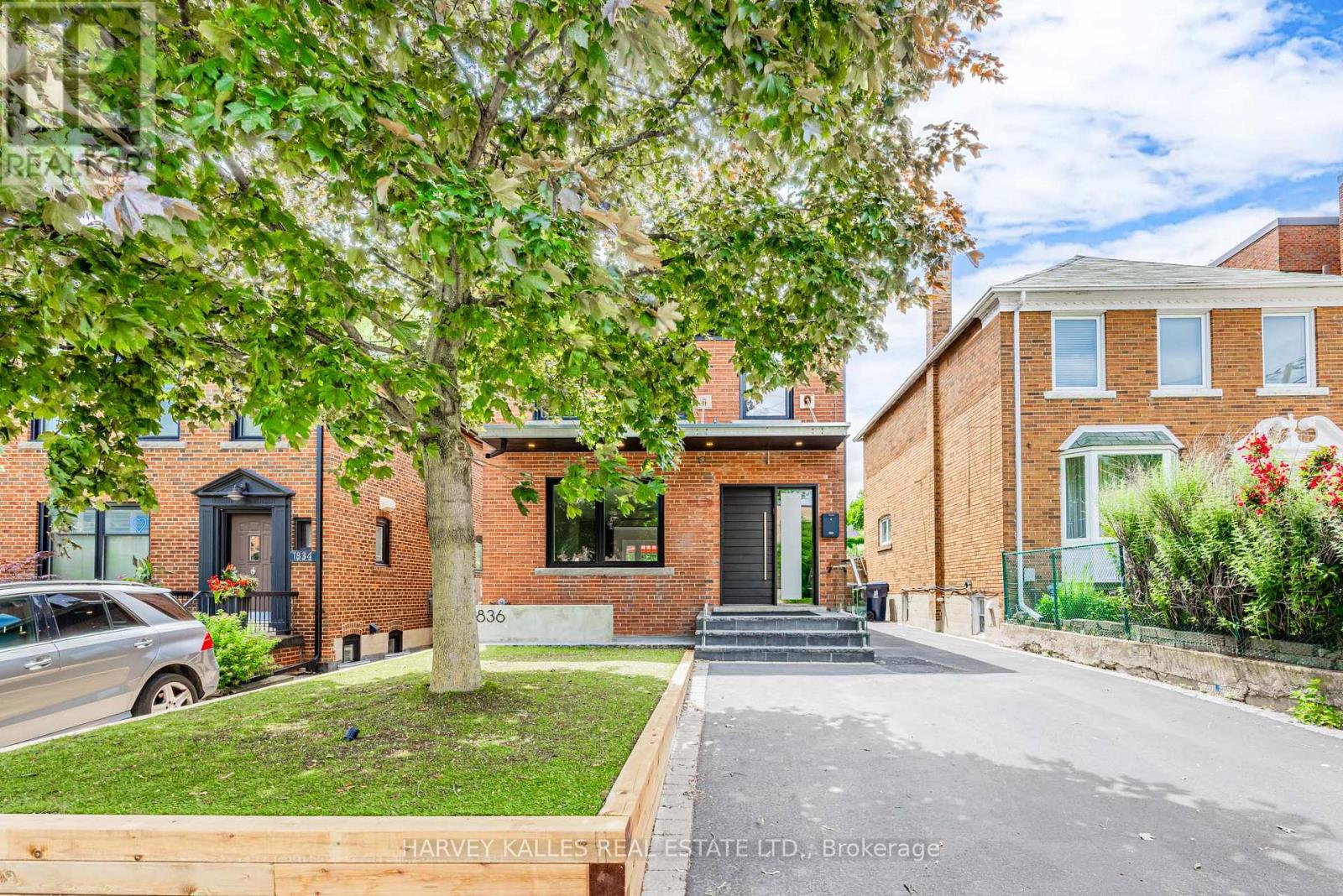 Bsmt 1836 Bathurst Street