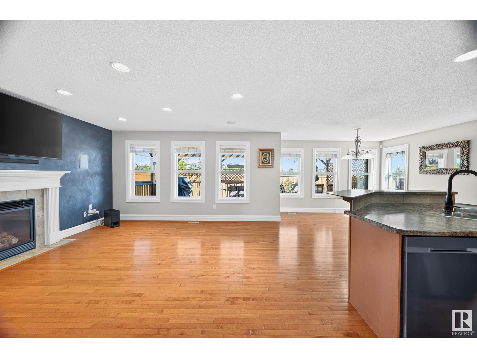 4224 157 Av Nw