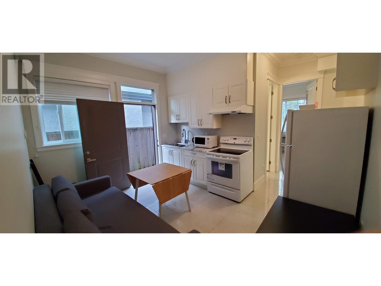 Side Suite 1 Xxxx Swinton Crescent