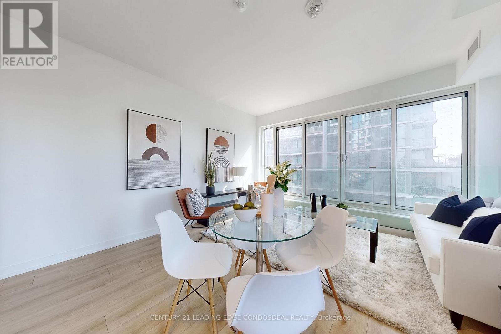 213 1195 The Queensway