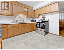 Living room - 355 3rd Avenue Se, Swift Current, SK S9H3K6 Photo 2