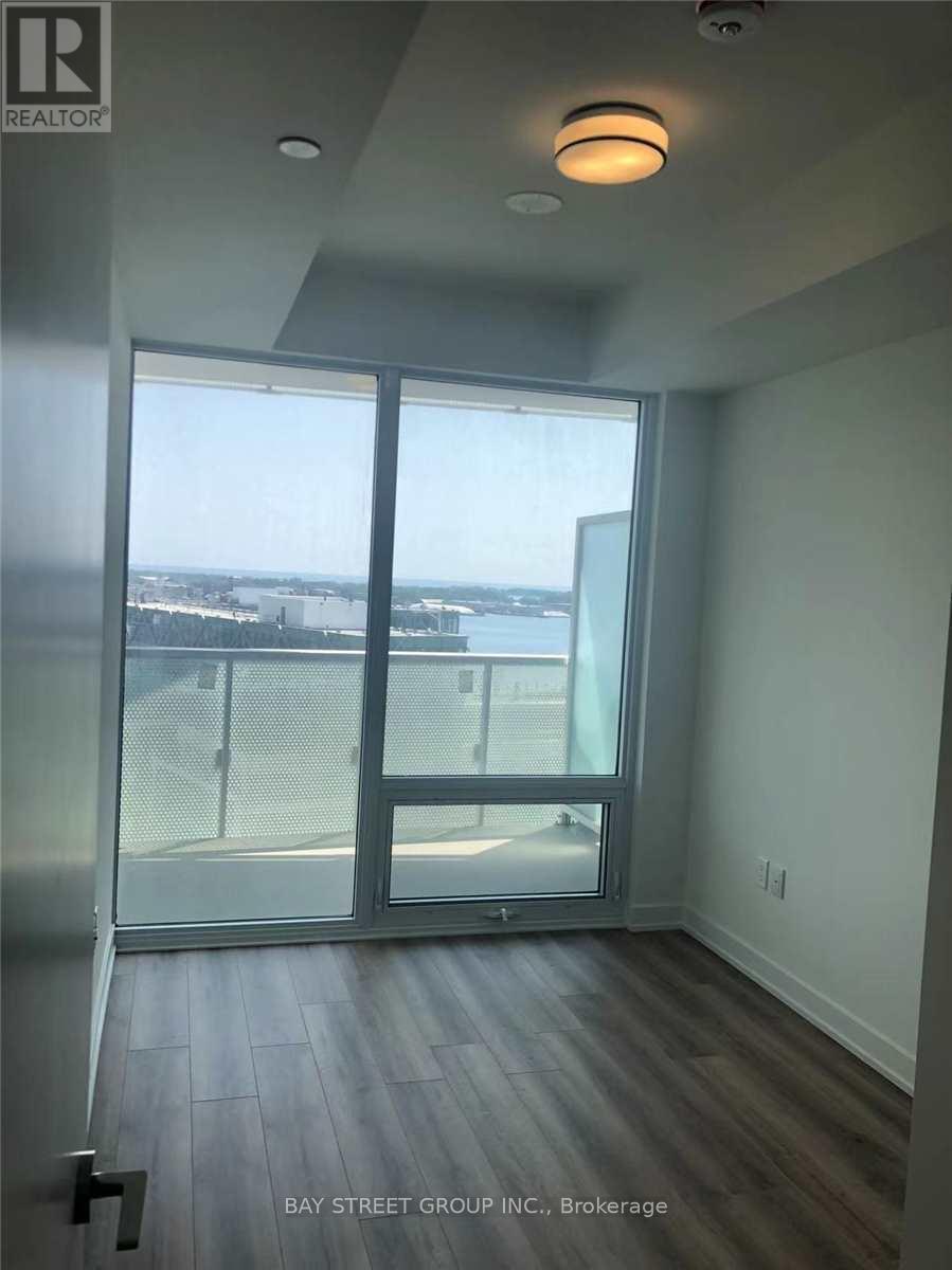 1810 15 Queens Quay N