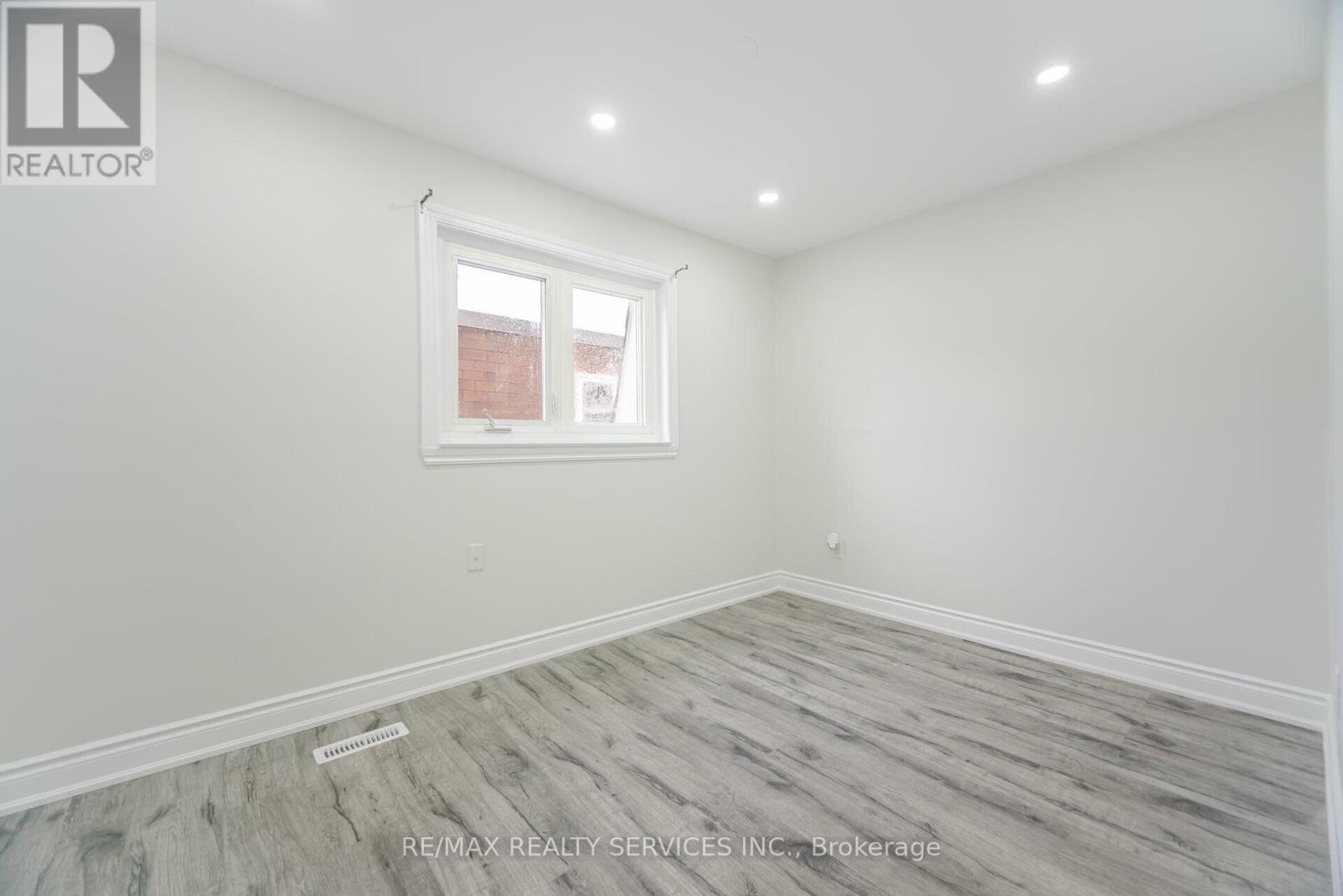 41 Town House Crescent