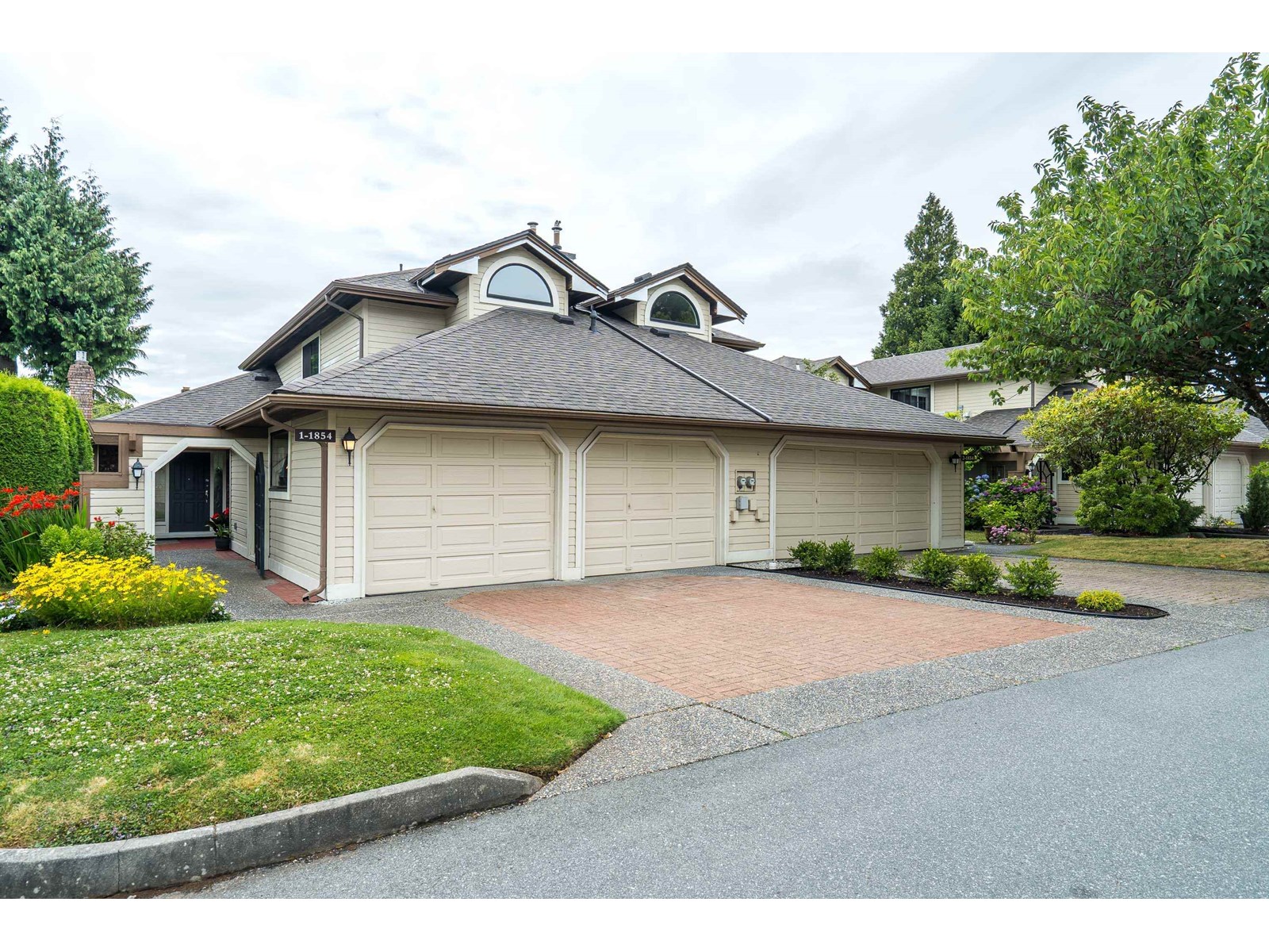 1 1854 Southmere Crescent