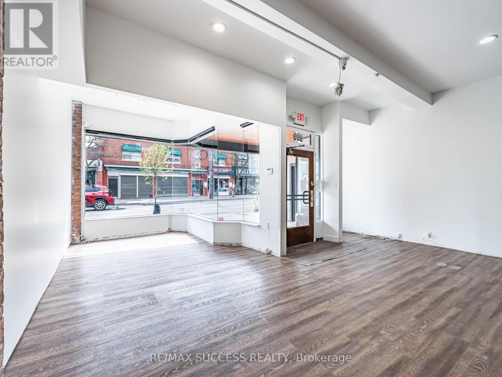 299 Ottawa Street N