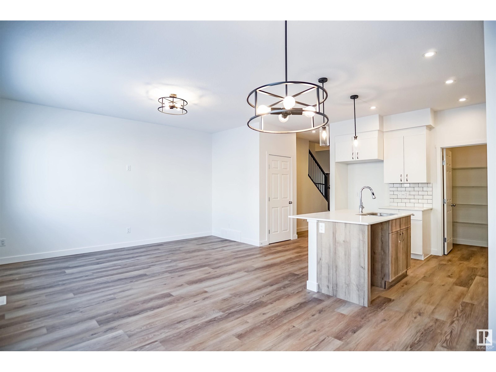 1027 14 Av Nw