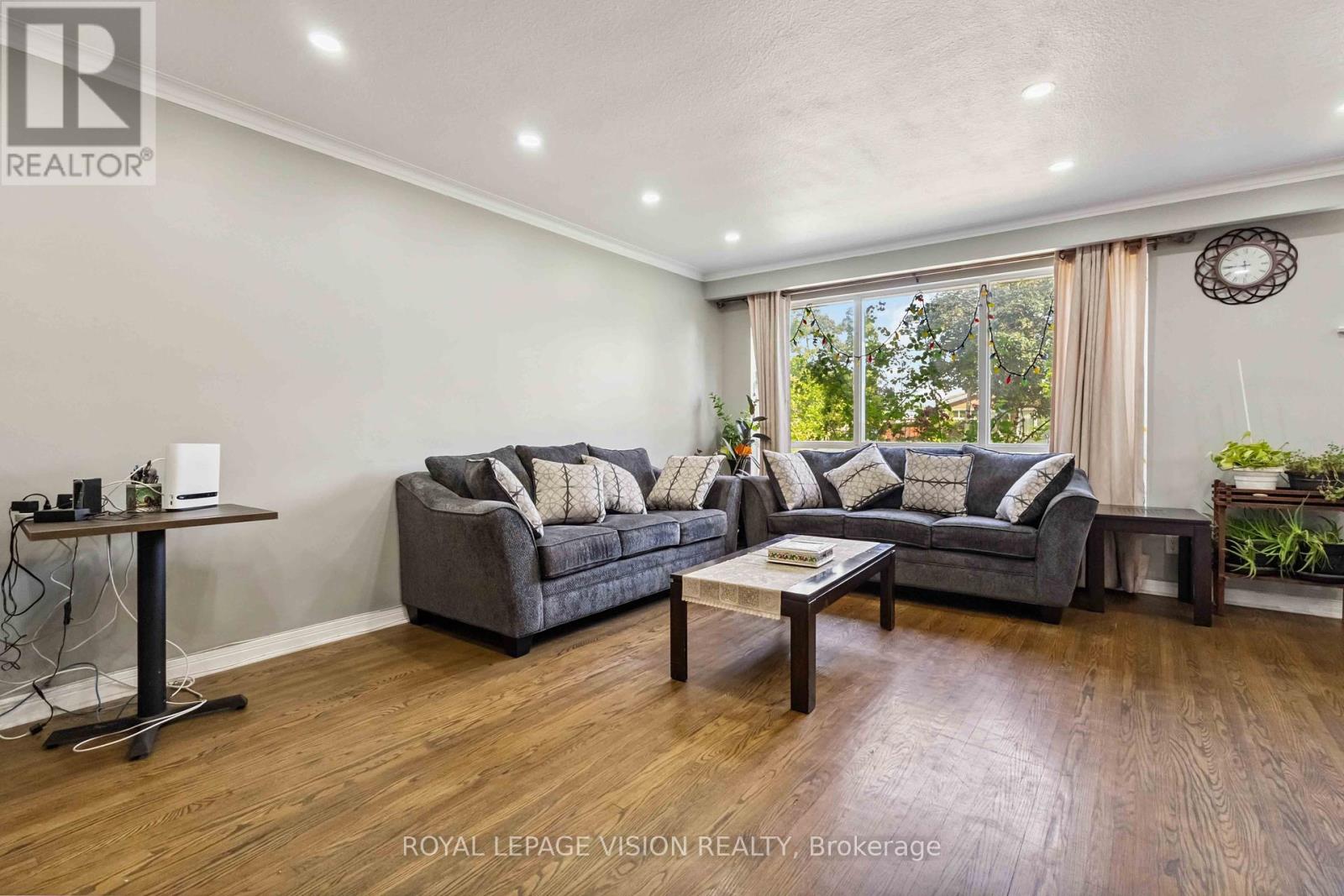 58 Dolly Varden Boulevard W