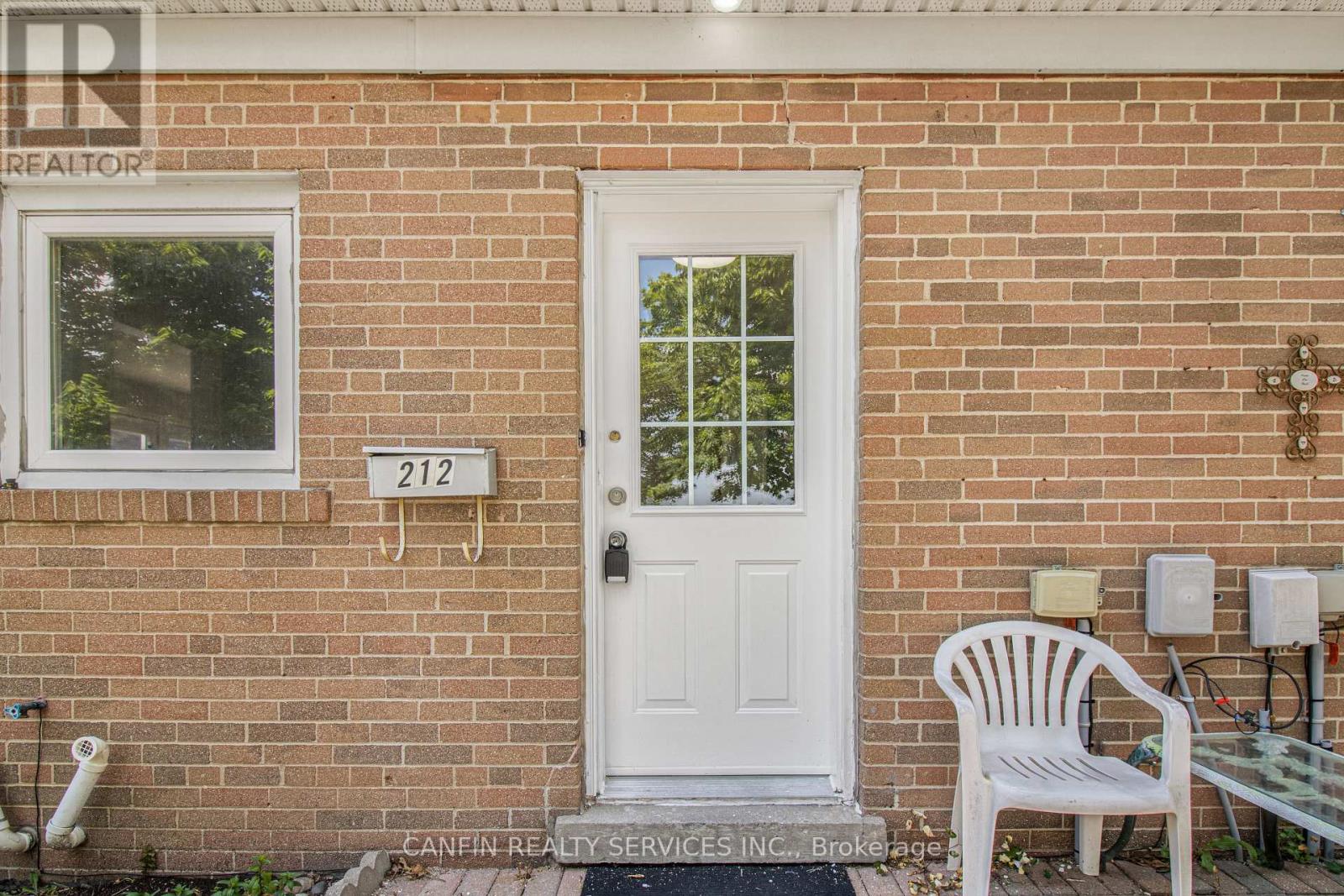 212 212 Town House Crescent