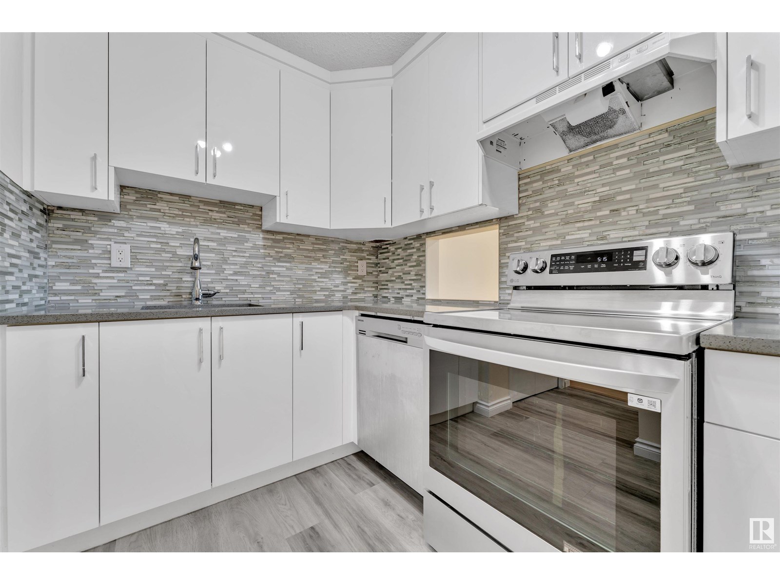 5 3855 76 St Nw