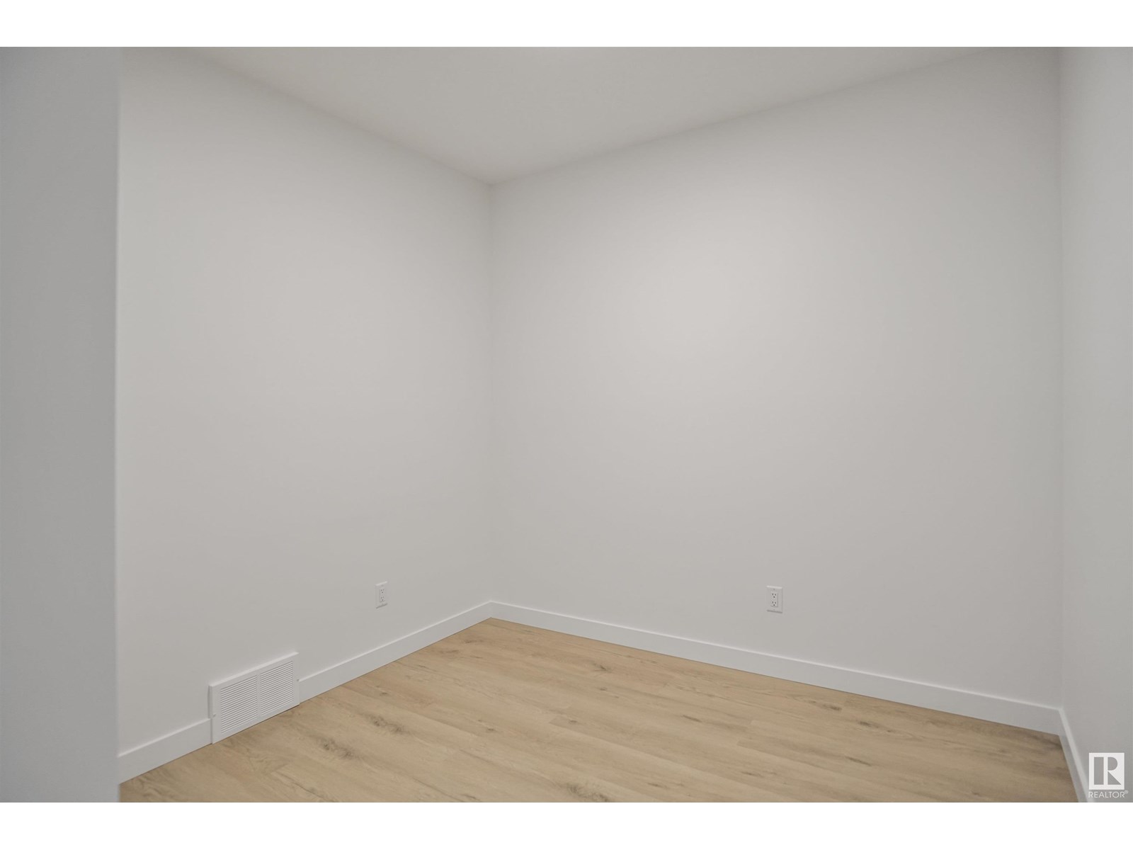 8464 183 Av Nw