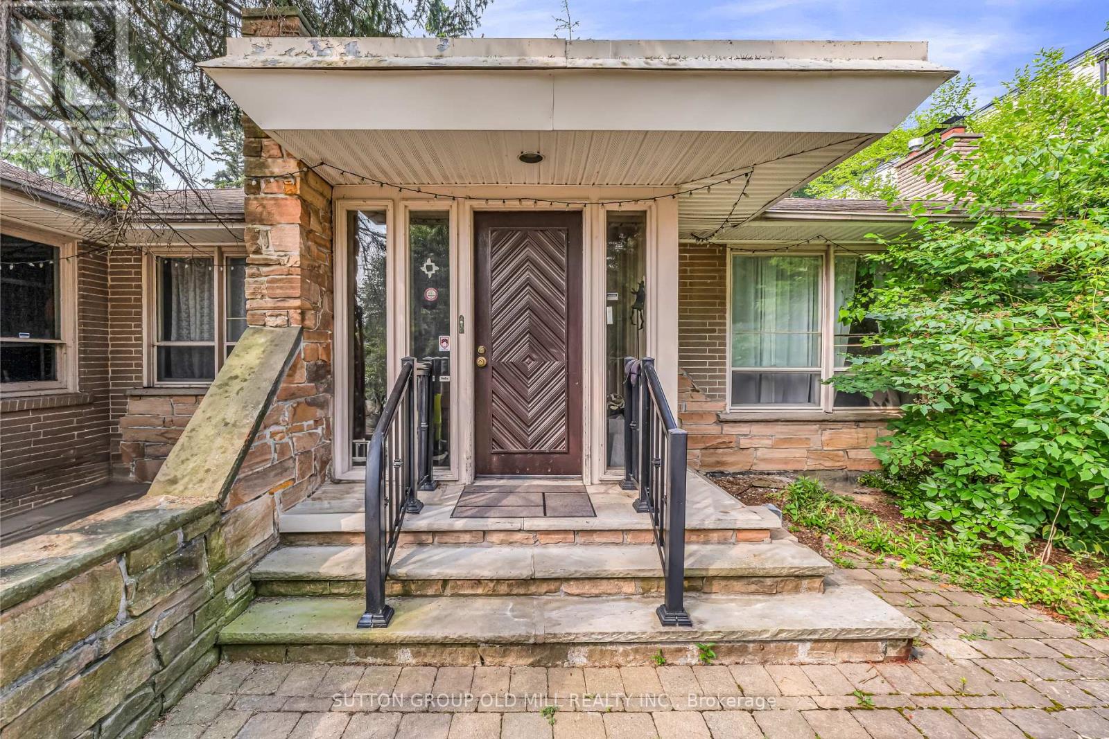 8 Blaine Drive N