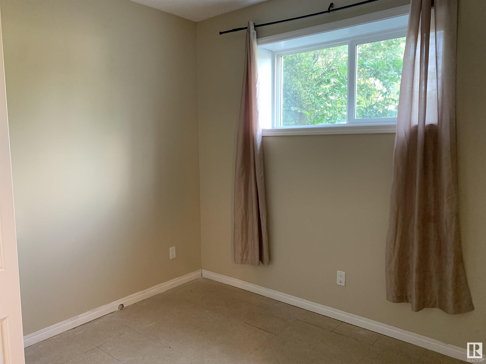 11824 93 St Nw