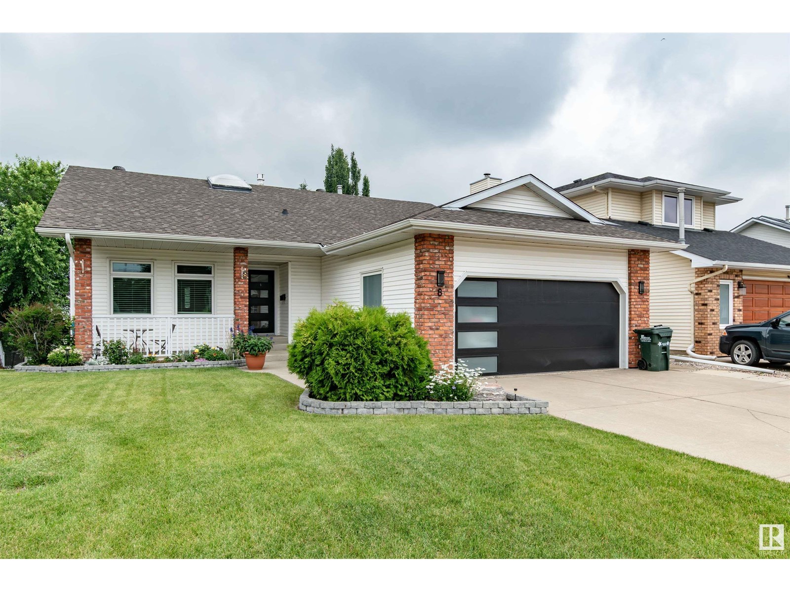 8 Carmel Cl