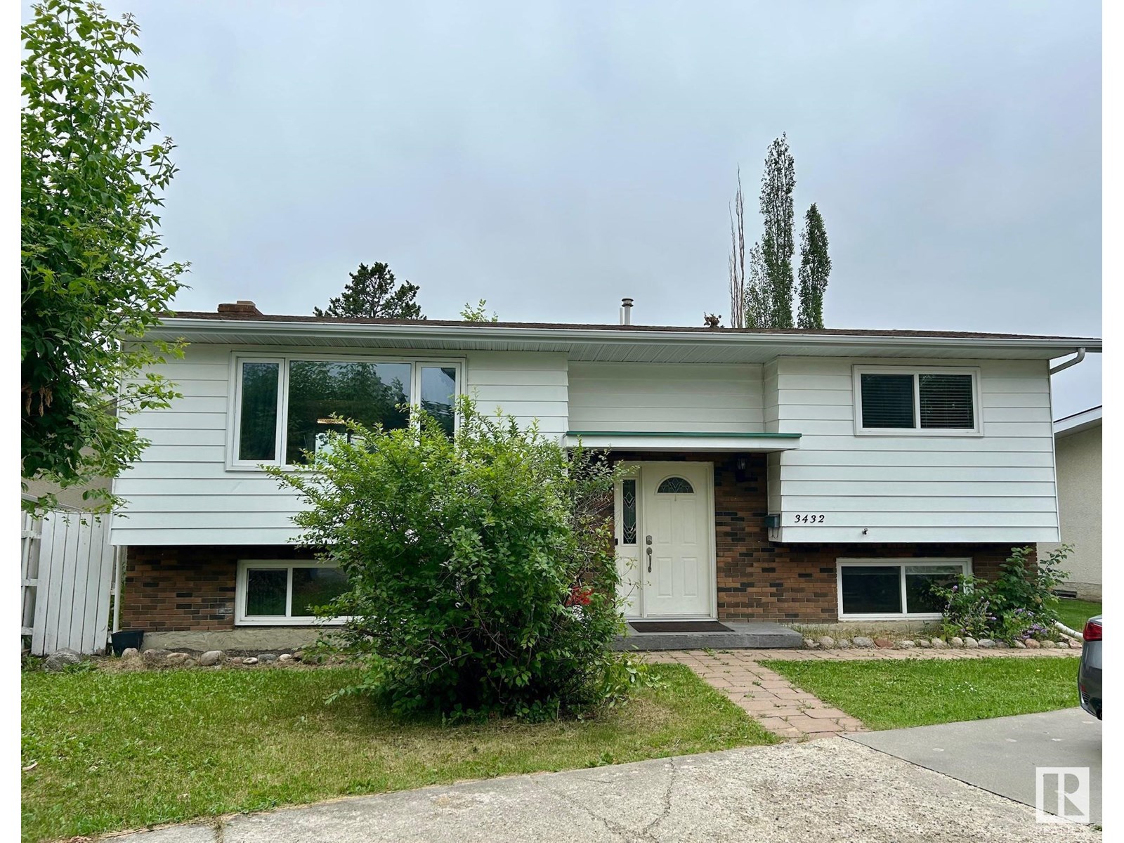 3432 81 St Nw