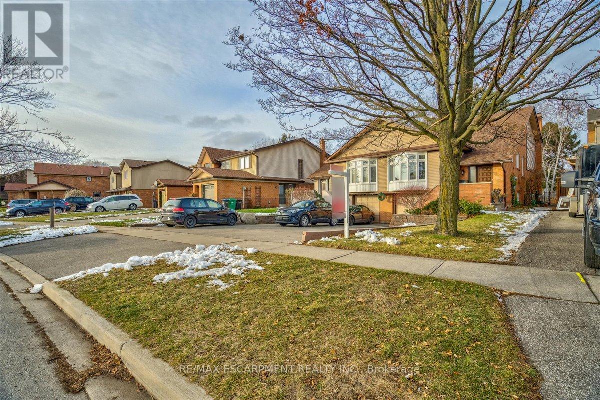 Lower 4252 Jefton Crescent