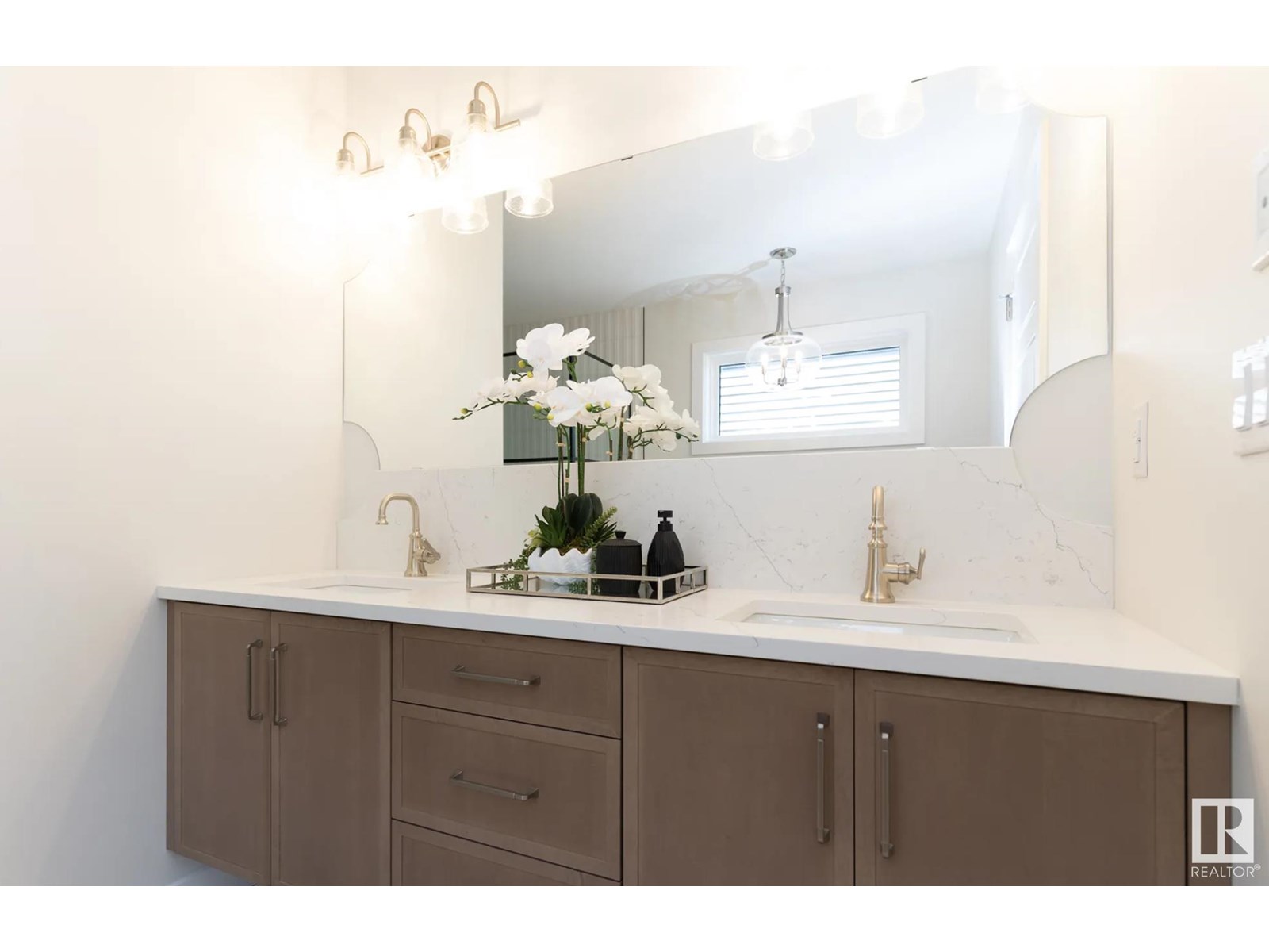 2504 158 St Sw