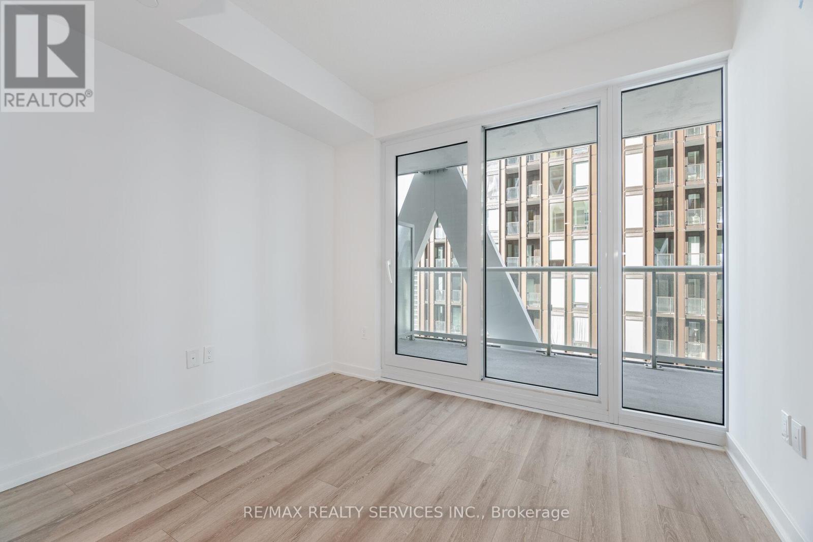 2721 230 Simcoe Street