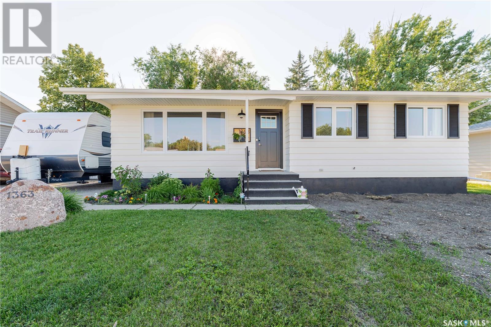 1363 Queen Crescent