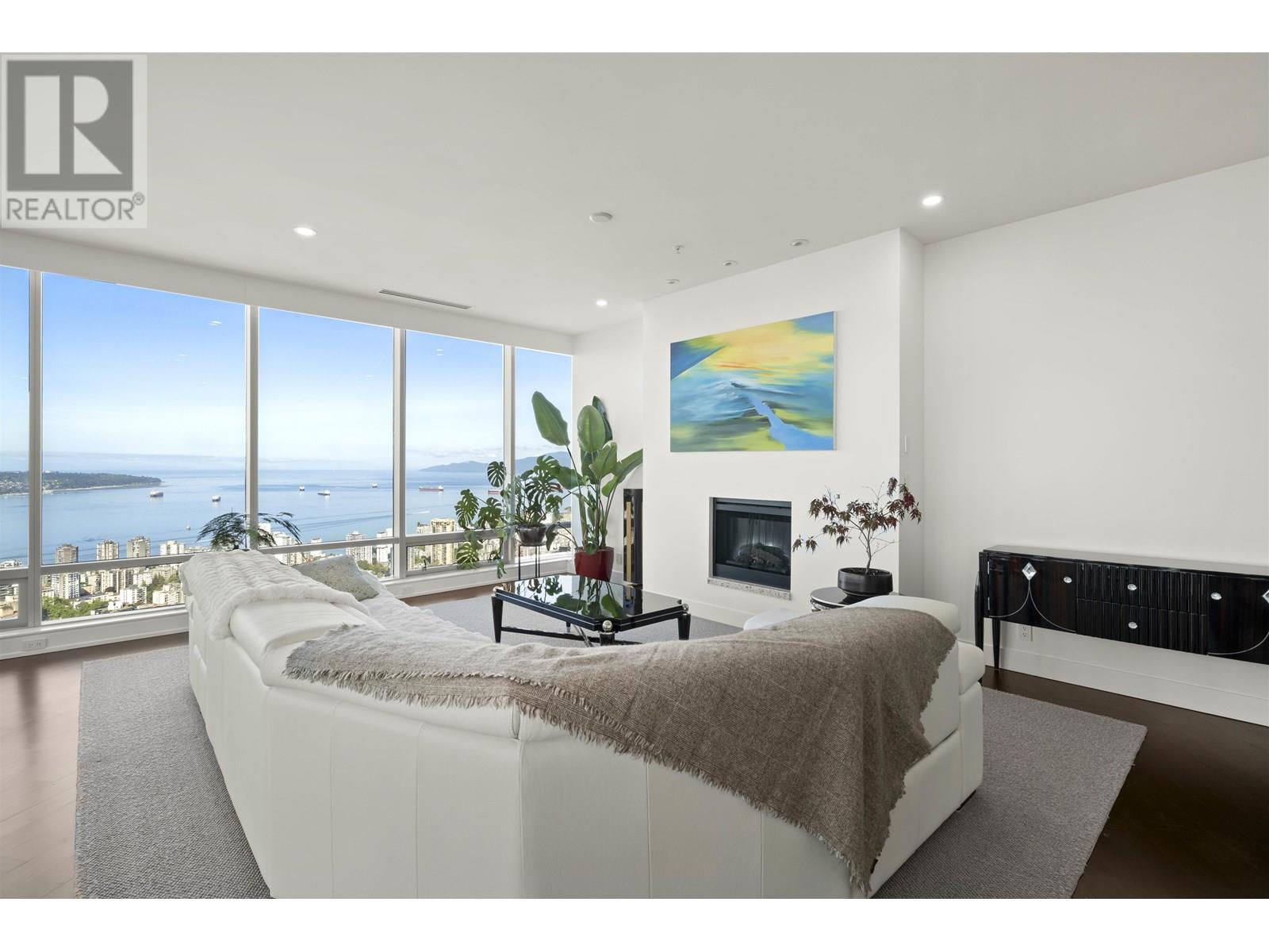 5704 1128 W Georgia Street