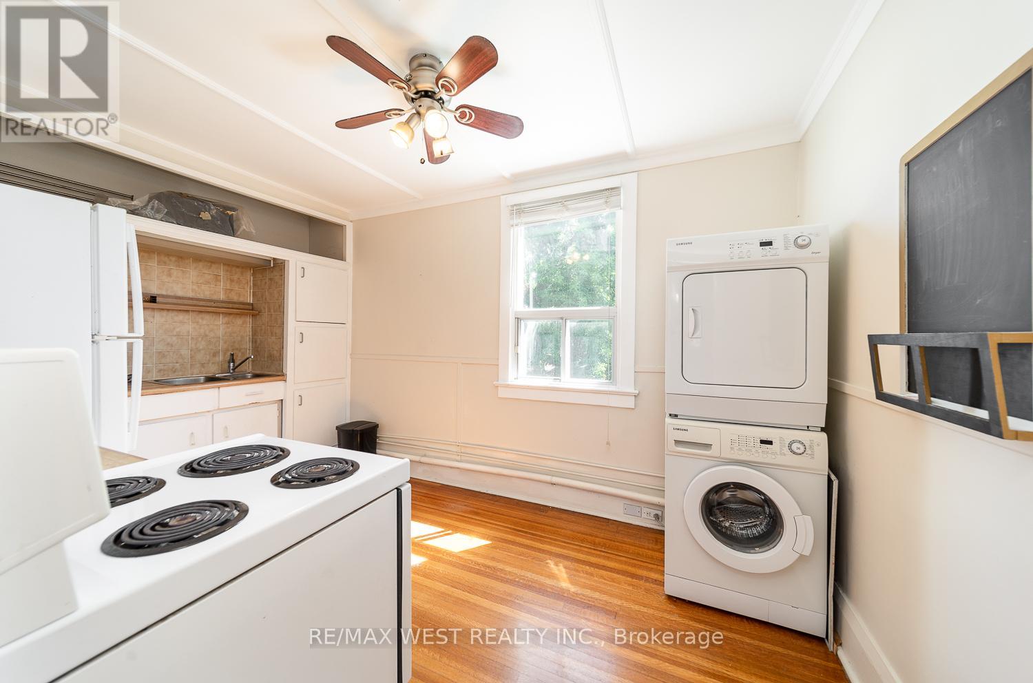 2nd Floor 975 Broadview Avenue