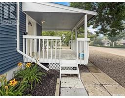 Living room - 404 7th Avenue Nw, Swift Current, SK S9H0Z3 Photo 2