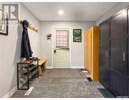 Enclosed porch - 404 7th Avenue Nw, Swift Current, SK S9H0Z3 Photo 3