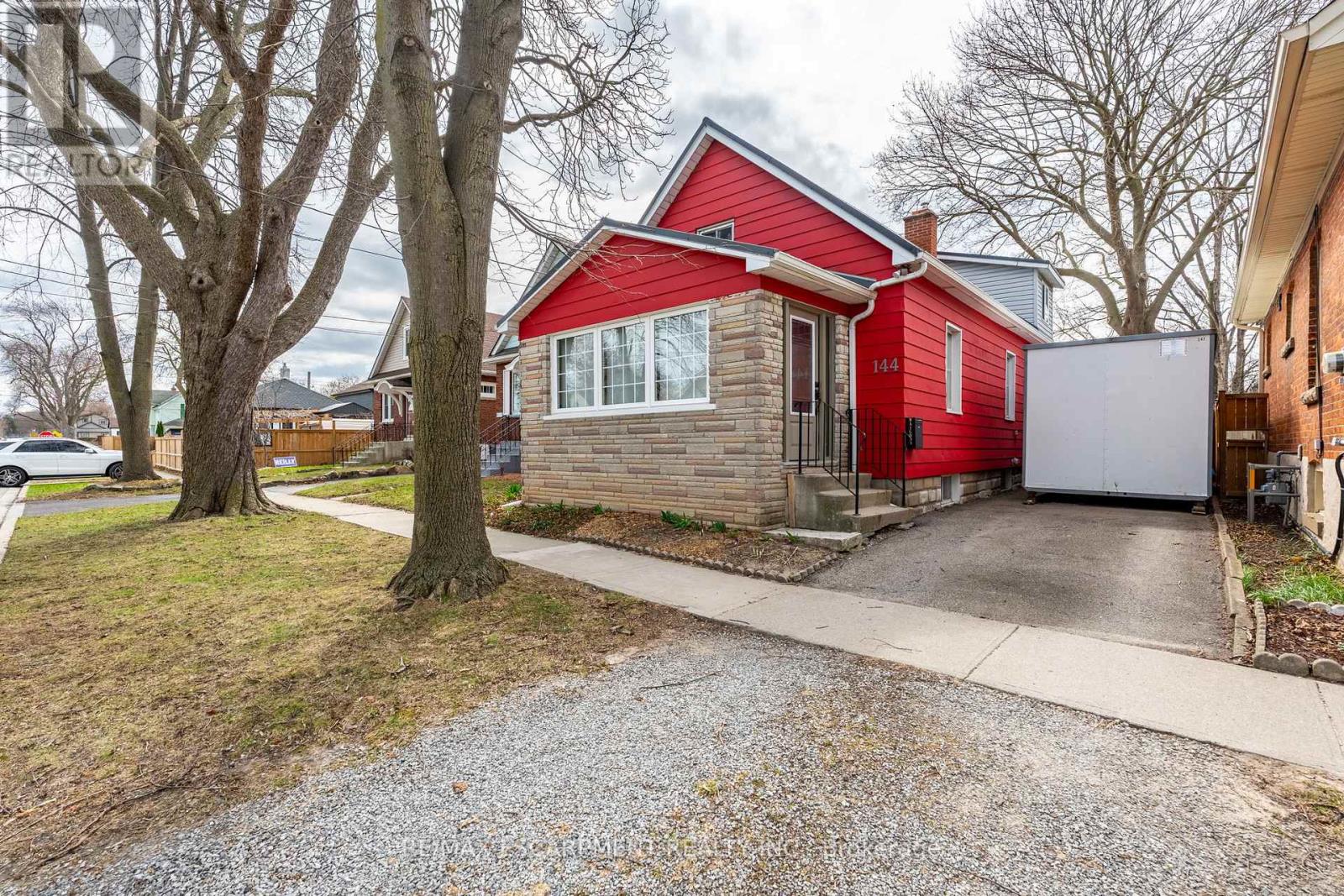 144 Dufferin Street E