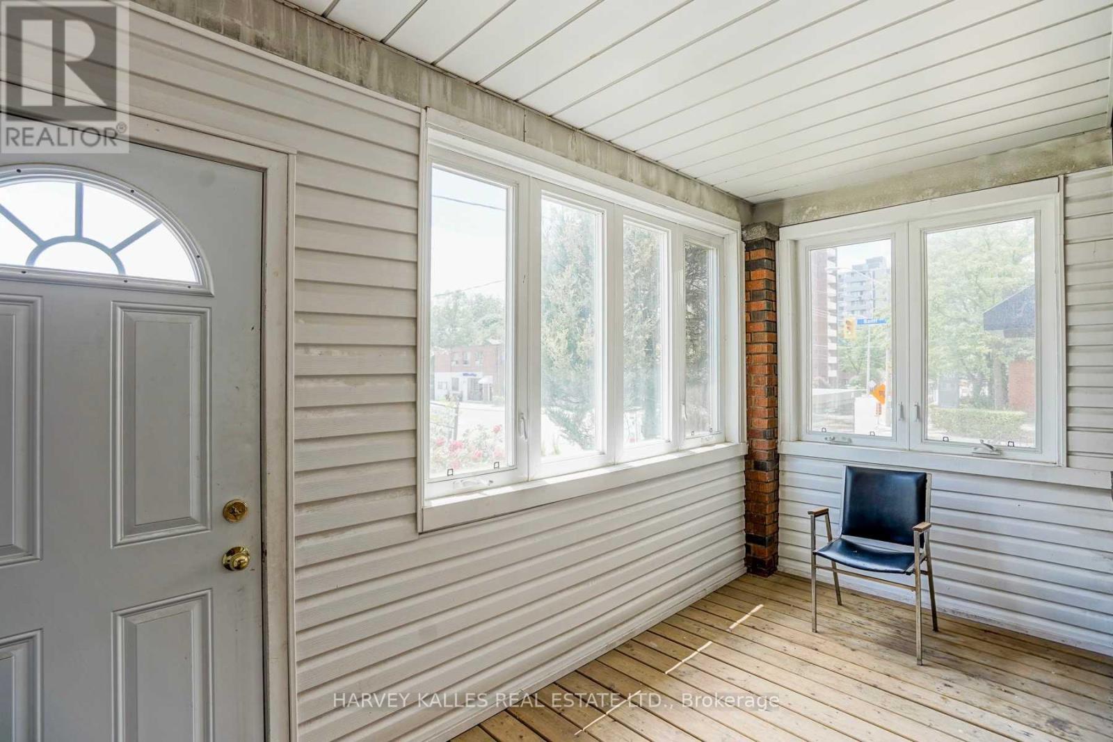 Upper 518 Eglinton Avenue E