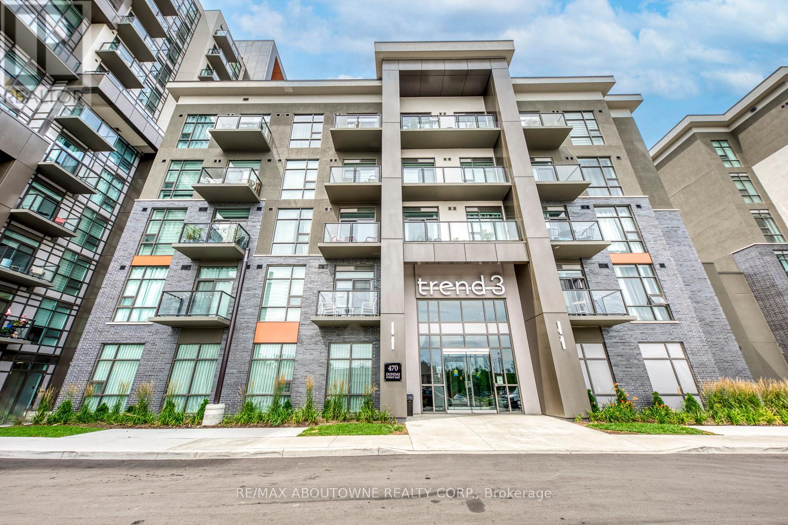 429 470 Dundas Street E