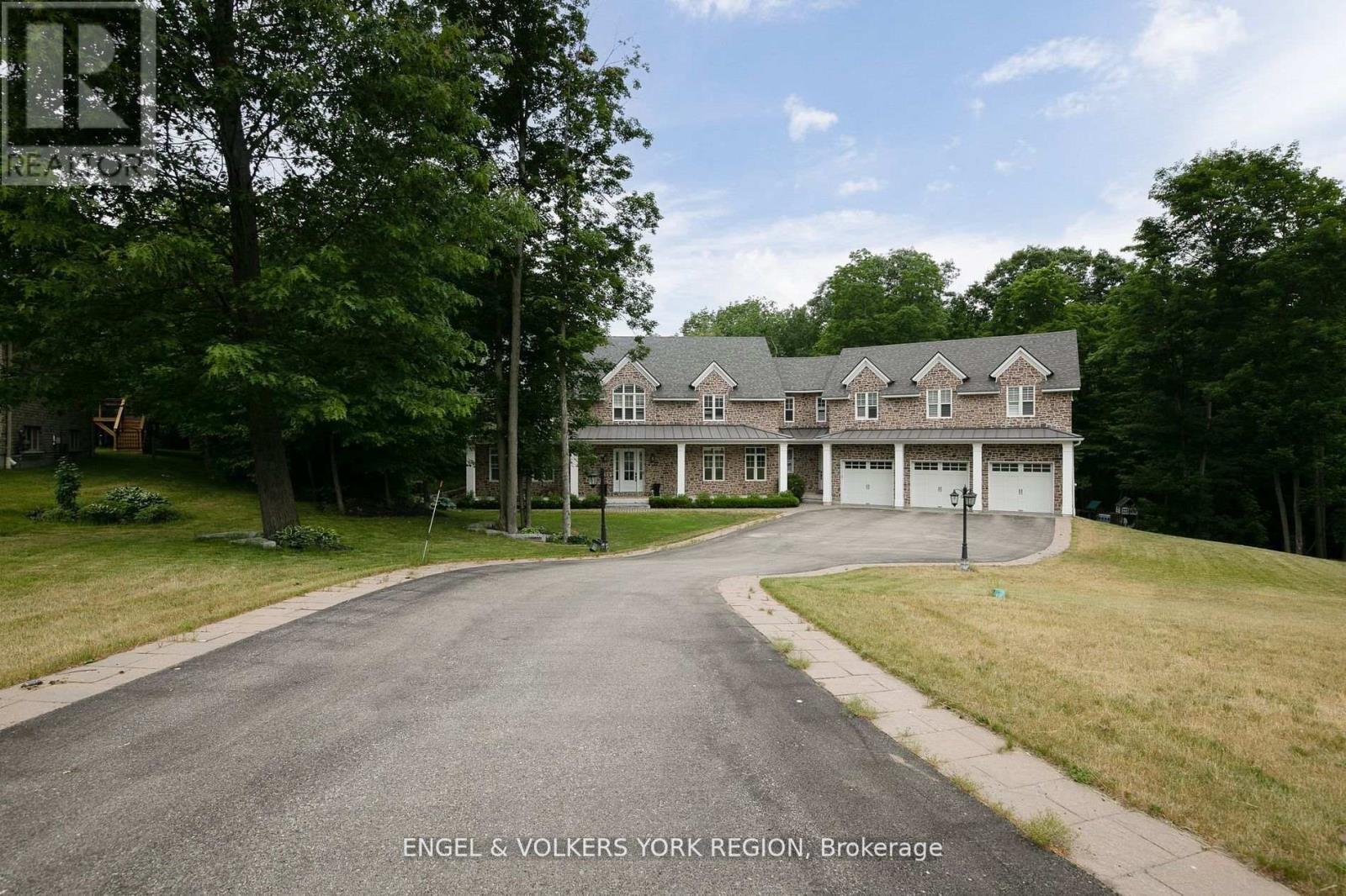 16 Heron Boulevard
