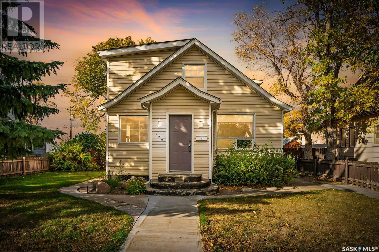 122 Lillooet Street E